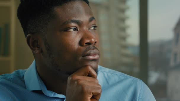 Tänksam Affärsman Vuxen Etnisk Afroamerikansk Man Tänkande Inomhus Smart Begrunda — Stockvideo