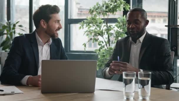 Two Men Amazed Diverse Workers Laptop Office Talking Emotional Discuss — Vídeos de Stock
