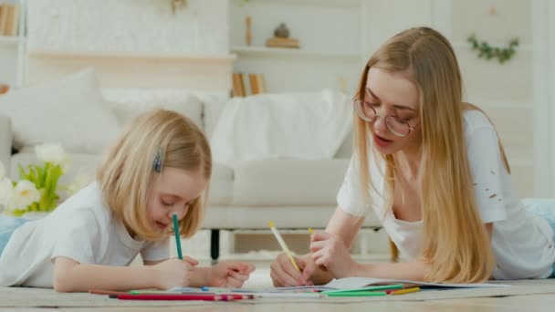 Rodinná Dovolená Doma Bělošská Matka Brýlích Malými Holčičími Kresbami Tužkami — Stock video