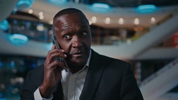 아프리카의 사업가인 사업가 전화를 소식을 전화를 받습니다 모바일 스마트폰 충격으로 — 비디오