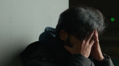 Üzücü stres, endişeli, sakallı, Hintli, stres sorunu olan, başı ağrıyan, iş kazası, karanlık otoparkta iflas eden, şehrin yeraltı zihinsel probleminde kaybolan, üzgün Arap adam.