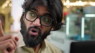 Duygusal olarak kızgın Hintli iş adamı Arap iş adamı CEO 'su. Video görüşmelerini olumsuz duygularla konuşuyor. Bilgisayar kamerasıyla konuşan ciddi, sakallı bir yönetici.