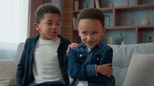 Afroamerikanische Junge Bruder Kind Entschuldigen Sich Entschuldigen Frieden Nach Streit — Stockvideo
