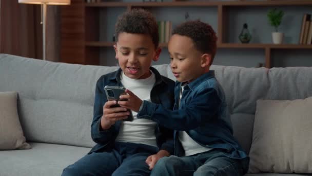 Dva Malí Afroameričtí Sourozenci Kluci Děti Děti Malí Bratři Mobilním — Stock video