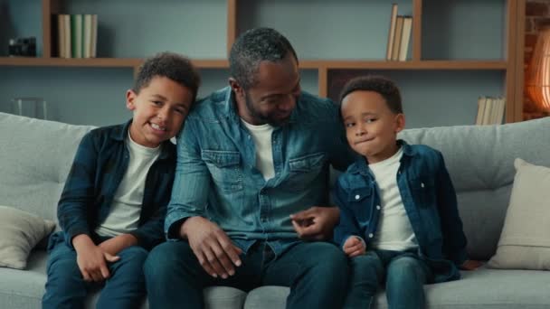Familieportræt Derhjemme Afrikansk Amerikansk Far Far Med Drenge Børn Sønner – Stock-video