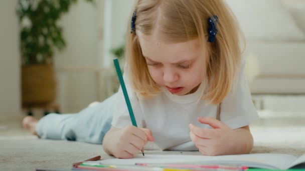 Nette Kreative Lustige Vorschule Kaukasischen Kleinen Mädchen Zeichnen Mit Buntstift — Stockvideo