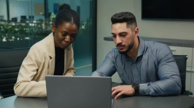 Afrikalı Amerikalı kadın lider akıl hocası iş kadını şirket CEO 'su erkek stajyer Hintli Arap erkek iş adamı üzgün işçiyi şaşırttı şirket yazılım hatası hatası ile