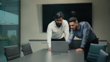Afrikalı Amerikalı kadın lider şirket CEO 'su erkek Arap Hindistanlı erkek iş adamları iş adamları laptopta iyi iş haberleri hakkında konuşurken çeşitli takımların beşlik hareketi hakkında konuşuyor.