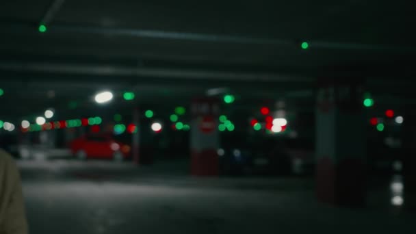 Estacionamiento Vacío Caucásico Mujer Multiétnica Caminar Pie Dejar Mirar Sonrisa — Vídeo de stock