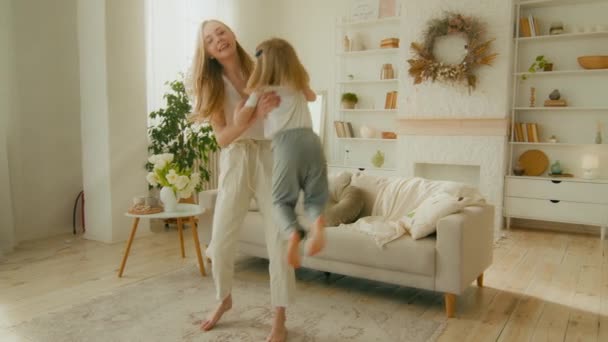Kafkasyalı Anne Asansörü Kucağında Çocuk Taşıyan Yaşlardaki Kızı Birlikte Dans — Stok video