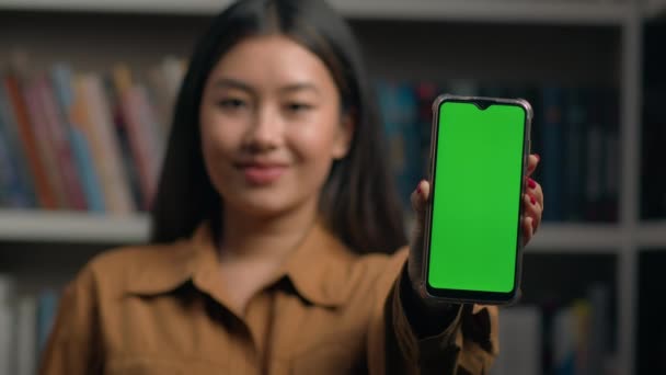 Nahaufnahme Lächelnd Koreanische Geschäftsfrau Mit Telefon Zeigt Green Screen Smartphone — Stockvideo
