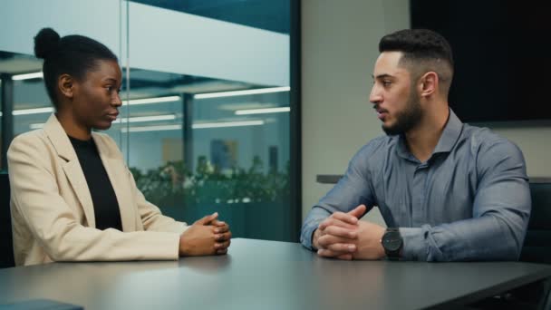 Indian Arabian Man Businessman Bank Agent Insurance Manager Salesman Talking — Vídeo de Stock