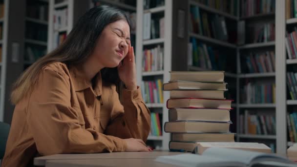 Утомлена Дівчина Яка Готується Іспиту Університетській Бібліотеці Відчуває Головний Біль — стокове відео
