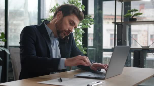 Busy Successful Caucasian Adult Businessman Office Typing Laptop Talking Client — Vídeos de Stock