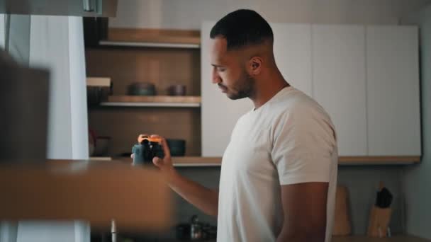 Hombre Afroamericano Atleta Masculino Entrenador Culturista Pie Cocina Agitando Coctelera — Vídeo de stock