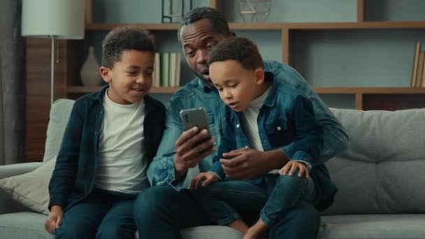 Afroamerikansk Familj Vuxen Far Med Två Skolbarn Barn Pojkar Barn — Stockvideo