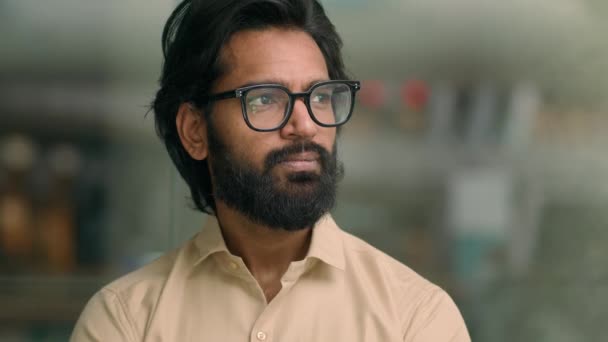 Средний Портрет Красивый Бородатый Индийский Предприниматель Очках Стоящий Креативном Кабинете — стоковое видео