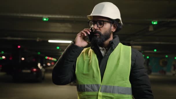 Professionelle Industrielle Fertigung Industriearbeiter Arabischen Bärtigen Ingenieur Indischen Mann Brillenbauer — Stockvideo
