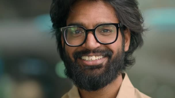 特写快乐的印度胡子30多岁的商人 戴着眼镜 摆出一副男性的姿势拍照 戴着眼镜的英俊的阿拉伯多种族人士 企业高管面带微笑 面带微笑 快乐的雇主 — 图库视频影像