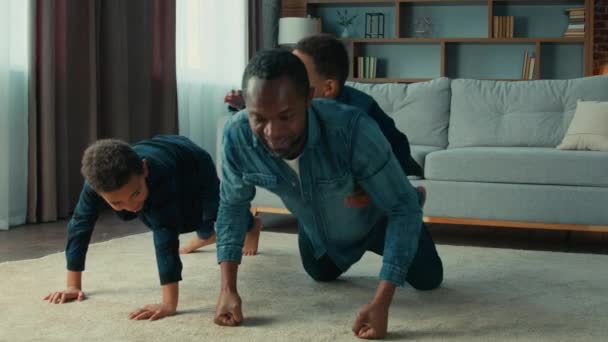 African American Strong Father Two Children Boys Doing Push Ups — Stok video
