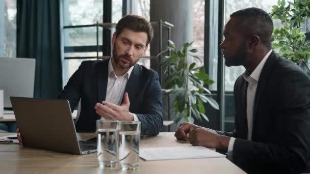 Two Diverse Businessmen Multiracial Men Office Laptop Caucasian Financial Advisor — Vídeos de Stock