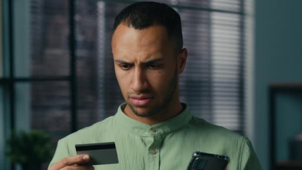 Confundido Desconcertado Afroamericano Hombre Tiene Tarjeta Crédito Tratar Pagar Con — Vídeos de Stock