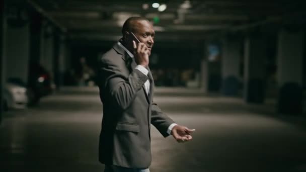 Aggódó Érett Afro Amerikai Férfi Sétál Parkolóban Beszélni Mobiltelefon Frusztrált — Stock videók