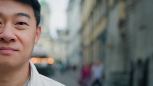 Närbild Halv Ansikte Ung Asiatisk Man Står Staden Gatan Tittar — Stockvideo
