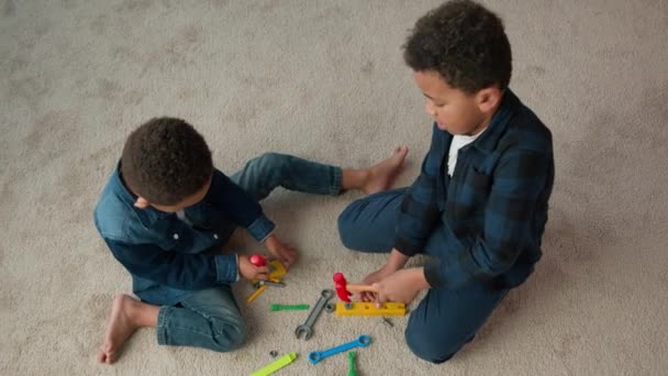 Top View Two Little Rodzeństwo Chłopcy Afroamerykanie Przyjaciele Dzieci Uczennice — Wideo stockowe