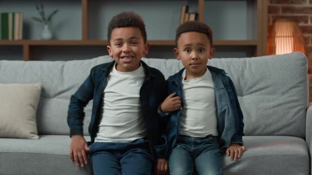Dos Divertidos Niños Huérfanos Adoptados Afroamericanos Adorables Niños Hermanos Sentados — Vídeos de Stock