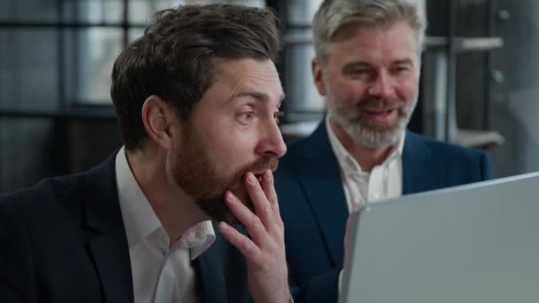 Close Two Surprised Caucasian Men Different Ages Businessmen Colleagues Look — Vídeos de Stock