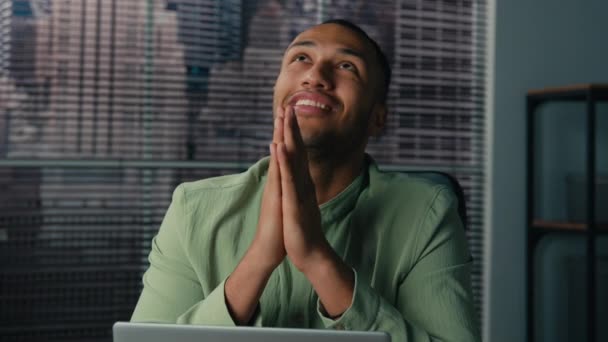 아프리카 미국인 사업가 사무실에 손바닥을 기도하며 프로젝트에서 행운을 달라고 기도한다 — 비디오