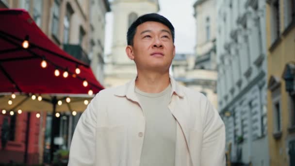 Asian Man Tourist Walk Street Center City Look Sightseeing Chinese — Video Stock