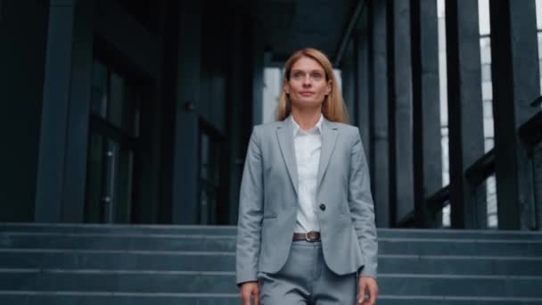Caucasian Businesswoman Going Stairs Office Building Confident Independent Woman Leader — Wideo stockowe