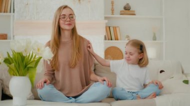 Düşünceli, beyaz, sakin bir anne. Nilüfer pozisyonunda meditasyon yapıyor. Yoga egzersizi yapıyor.