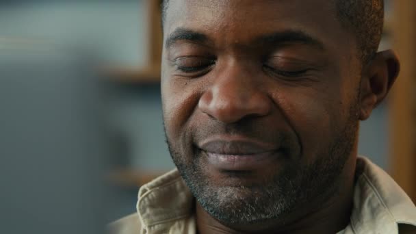 Portrét Zralé Africký Američan Muž Hledá Notebook Prohlížení Mail Pracuje — Stock video