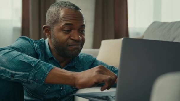 Glücklich Entspannt Reifen Afrikanisch Amerikanischen Mann Sitzt Zimmer Auf Dem — Stockvideo