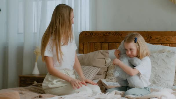 Pouco Caucasiano Criança Menina Criança Filha Abraço Abraço Abraço Beijo — Vídeo de Stock