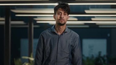 Düşünceli Arap Hintli iş adamı etnik 30 'lu yaşlarda girişimci ofis çalışanı. Bir plan düşün. Kameraya bak, gülümseyen dişli gülümseme.