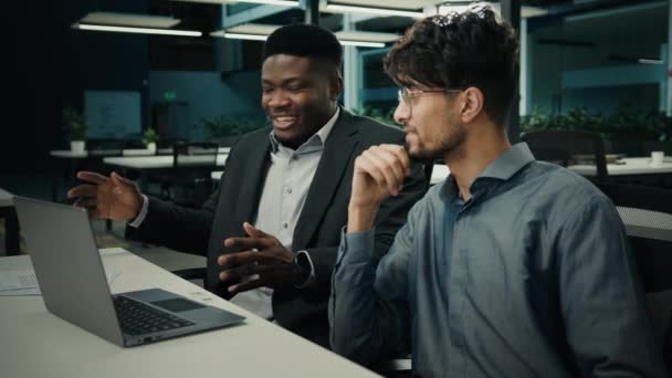 Two Businessmen Business Partners Office African American Man Client Talk — Vídeo de Stock