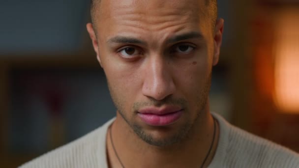 Portrait Mann Afroamerikaner Erwachsener Kerl Ernsthaft Wütend Nachdenklich Gesichtsausdruck Blick — Stockvideo