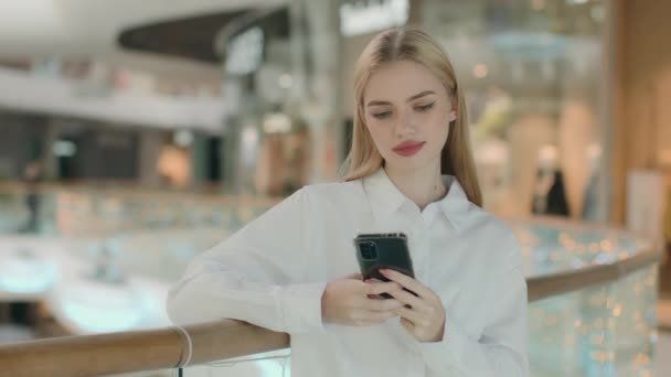 Affärskvinna Kaukasiska 25S Flicka Kvinna Arbetsgivare Chatta Online Med Mobiltelefon — Stockvideo