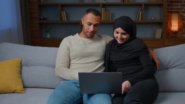 กครอบคร วเช อชาต โภค ชายแอฟร อเมร ชาย ชาวอาหร Hijab งบนโซฟาก — วีดีโอสต็อก