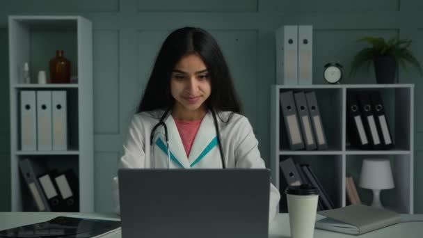 Ευτυχισμένη Θετική Γυναίκα Γιατρός Αραβική Ινδική Εθνοθεραπευτής Γιατρός Που Εργάζονται — Αρχείο Βίντεο