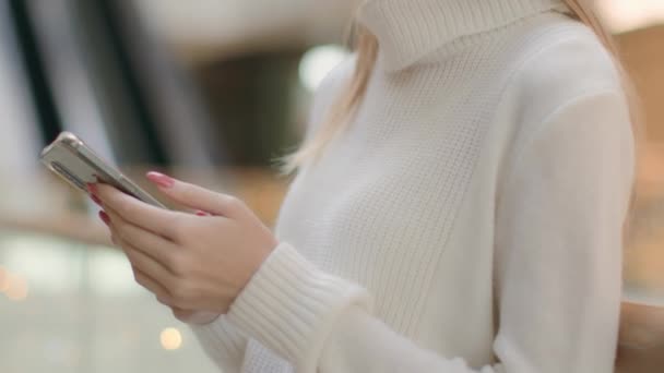 Primer Plano Manos Femeninas Escribiendo Pantalla Del Teléfono Inteligente Enviar — Vídeos de Stock