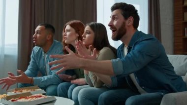 Heyecanlı futbol fanatikleri çeşitli etnik arkadaşlar. Çok ırklı erkekler. TV 'de futbol izleyen kadınlar, en sevdikleri takımın çığlıklar atan etnik çeşitlilikte insanlar arasında şampiyonluk kazanmasını kutluyor.