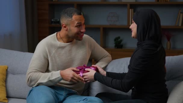 Szczęśliwy Mąż Otrzymać Pudełko Miłości Żona Arabski Muzułmanin Kobieta Hidżab — Wideo stockowe