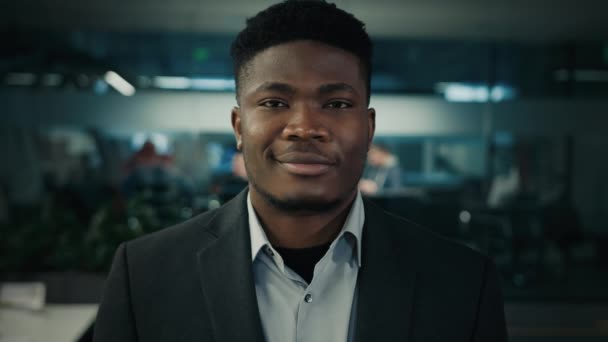 Afrikai Amerikai Etnikai Férfi Üzletember Boldog Vállalkozó Menedzser Vezérigazgató Munkás — Stock videók