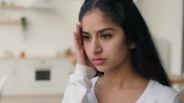 Κουρασμένη Άρρωστη Γυναίκα Αραβίδα Ισπανόφωνη Γυναίκα Κορίτσι Αγγίξει Κεφάλι Υποφέρουν — Αρχείο Βίντεο