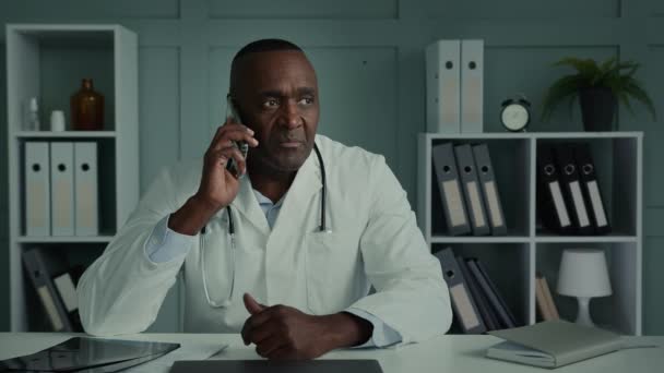 Senior Medical Worker African American Man Doctor Medic Talking Mobile — Vídeo de stock